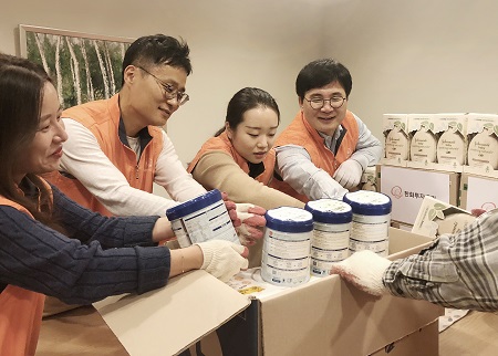 자원봉사의날의 한화 임직원 기념촬영사진