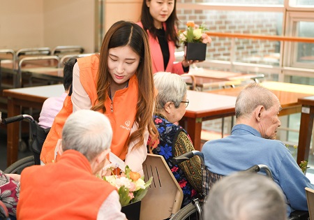 도서관 내부 벽에 그림을 그리고 있는 한화 임직원들